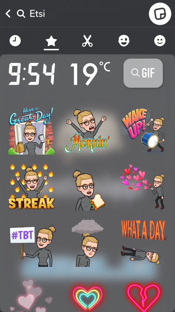 Löydät Snapchat-tarrat, gifit, kellonajan ja lämpötilan tarralappu-ikonin takaa.